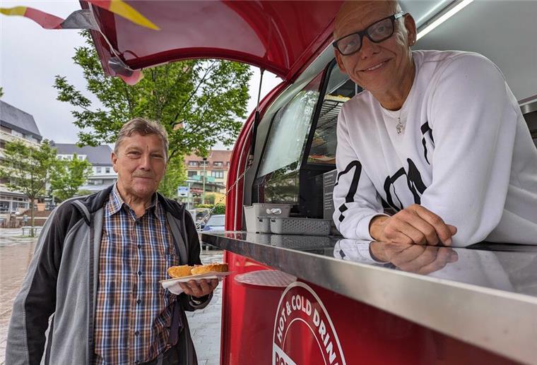Dieser Mann will Bremerhavens Wochenmärkte erobern Der erste Kunde ist Heino Saltner und kommt aus Brillit (bei Bremervörde) an Frank Dreyers knallroten „Portcity No.1“ auf dem Wochenmarkt.