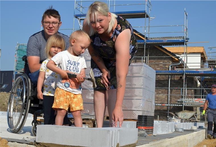 Serie „Unser Traumhaus“: Stein auf Stein wächst der Rohbau Der erste Stein steht: Marvin und Yvonne Holst verlegen gemeinsam mit ihren Kindern Fiete und Lotta den ersten Stein ihres Traumhauses.