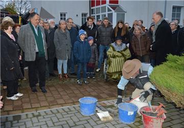 Der erste Stolperstein in der Gemeinde Loxstedt wurde in der Straße "An der Kirche" von Künstler Gunter Demnig verlegt. 