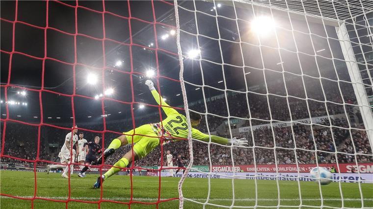 Sinnbild Burkardt: „Was für ein Mann! Was für ein Spieler!“ Der erste Streich: Jonathan Burkardt (schwarzes Trikot) köpft das 2:0 für Mainz.