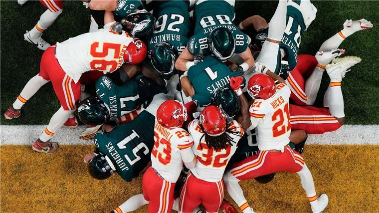 Eagles stoppen Chiefs im Super Bowl: „Das war es alles wert“ Der erste Touchdown von vielen: Jalen Hurts (Nummer eins) schiebt sich in die Endzone.