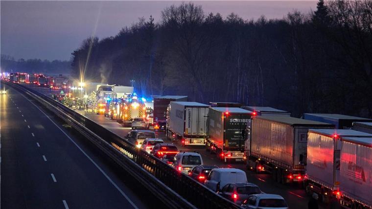 Drei Tote bei Unfällen auf A1 - teils an Stauende Der erste Unfall löste einen Stau aus, an dessen Ende es zu weiteren tödlichen Unfällen kam.