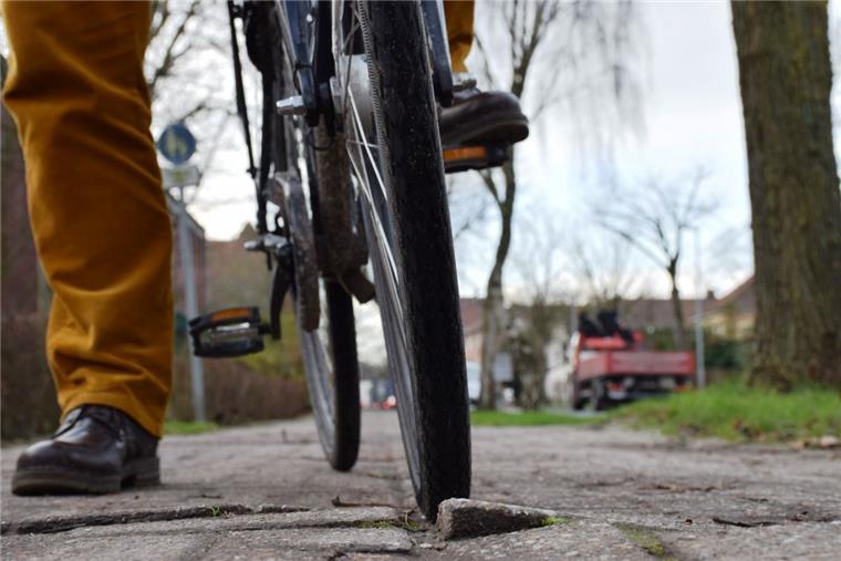 Nordenham: Umfangreiche Sanierung der Radwege geplant Der Etat für die Reparatur kaputter Radwege ist erhöht worden. In den Jahren 2018 und 2019 will die Stadt jeweils 250.000 Euro bereitstellen. Die Sanierung wird frühestens im zweiten Halbjahr beginnen.