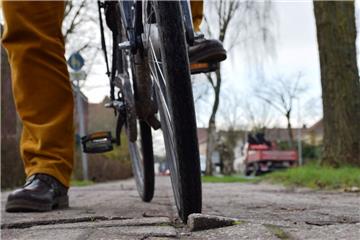 Der Etat für die Reparatur kaputter Radwege ist erhöht worden. In den Jahren 2018 und 2019 will die Stadt jeweils 250.000 Euro bereitstellen. Die Sanierung wird frühestens im zweiten Halbjahr beginnen.