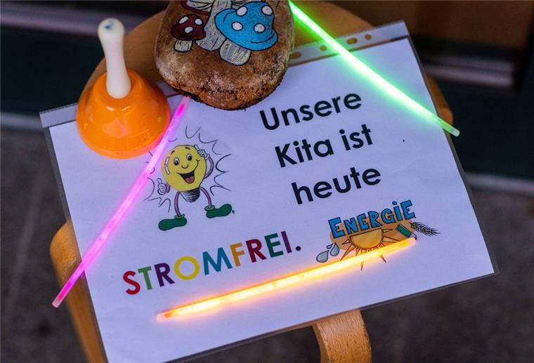 Schild mit Aufschrift: "Unsere Kita ist heute stromfrei2