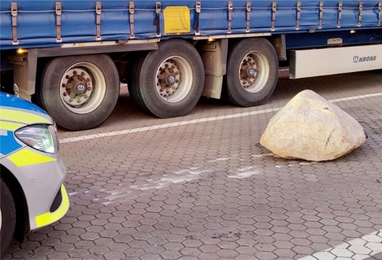 Der etwa 250 Kilogramm schwere Findling wurde bis zum Autobahnparkplatz Glindbusch mitgeschleift, 18 Kilometer vom Ursprungsort Sittensen entfernt. 
