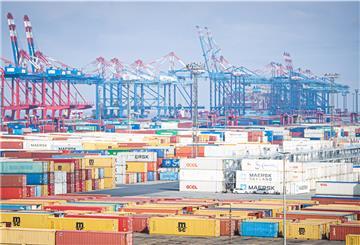 Der Eurogate-Containerumschlag hat der Mutter BLG kräftige Gewinne eingebracht. Rund 62 Millionen Euro hat Eurogate an die BLG überwiesen. 