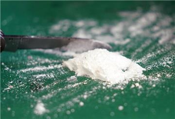 Auf einem Tisch liegt ein kleiner Haufen Kokain. Der europäischen Polizeibehörde Europol ist ein großer Schlag gegen den internationalen Drogenhandel gelungen.