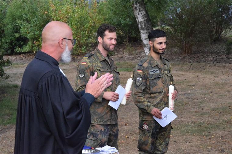 Doppeltaufe: Premiere in der Fallschirmjäger-Kaserne Seedorf Der evangelische Militärpfarrer taufte die beiden Soldaten in Seedorf und applaudierte anschließend vor den Kameraden für die Entscheidung.