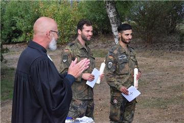 Der evangelische Militärpfarrer taufte die beiden Soldaten in Seedorf und applaudierte anschließend vor den Kameraden für die Entscheidung.  