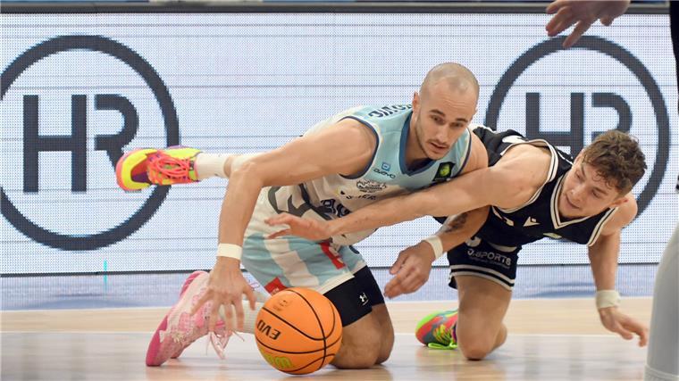 Der Ex-Bremerhavener Vincent Friederici (rechts), der sich hier den Ball von Simon Krajcovic holt, zeigte eine starke Leistung im Düsseldorfer Trikot.