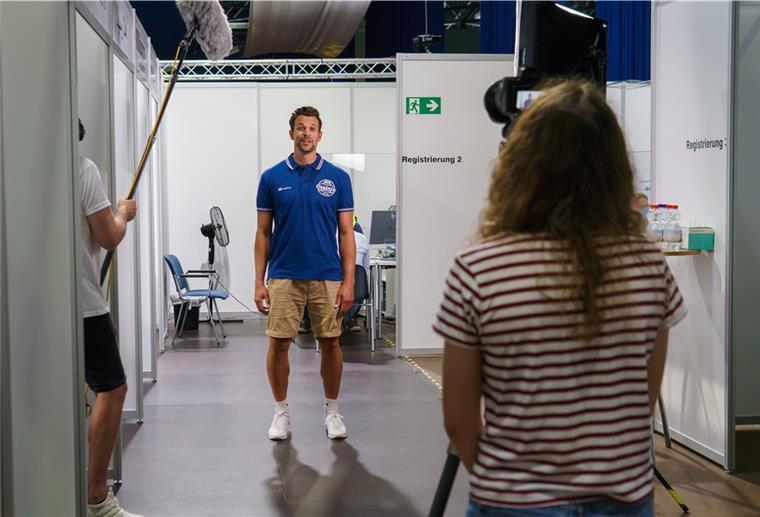 Bremerhaven startet Impfkampagne Der Ex-Profi-Basketballer der Eisbären Bremerhaven, Jan Lipke, hat sich an der Impfkampagne der Stadt Bremerhaven beteiligt.