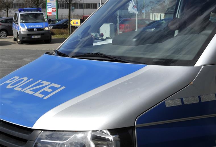 Exhibitionist belästigt Mädchen am Hymendorfer Baggersee Der Exhibitionist flüchtete vom Baggersee, als die Mädchen die Polizei anriefen. Jetzt werden Zeugen gesucht. Symbolbild