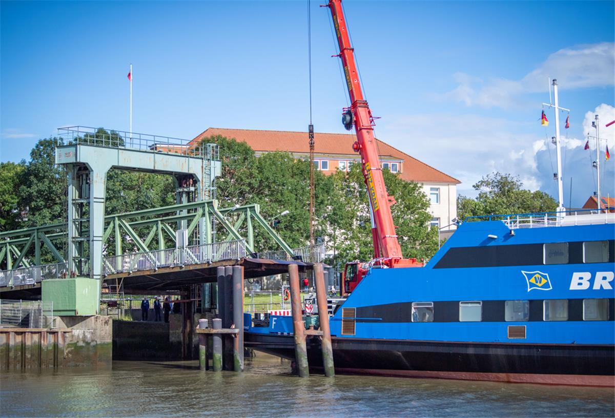 Der Fähranleger in Bremerhaven ist am Freitagmittag zur Seite weggekippt. Für die Reperaturarbeiten wurde ein Autokran auf der Fähre eingesetzt.