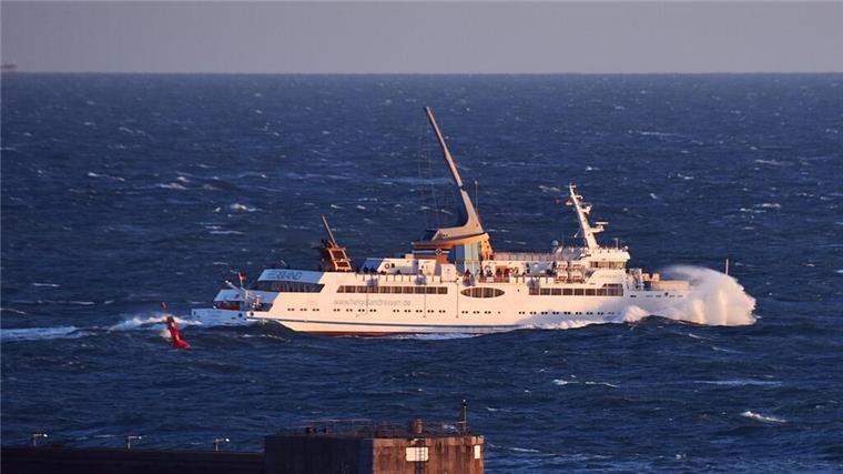 Heftiger Sturm zum Jahreswechsel legt Fährverkehr nach Helgoland lahm Der Fährverkehr nach Helgoland wurde für den 31. Dezember abgesagt.