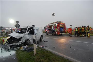 Der Fahrer des Kleintransporters, der mit dem Schulbus zusammenstieß, erlitt lebensgefährliche Verletzungen.