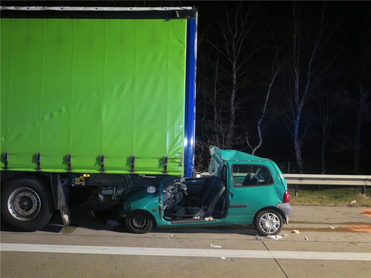 A1: Autofahrer (35) kracht mit Kleinwagen gegen Sattelschlepper Der Fahrer des Kleinwagens wurde bei dem Unfall schwer verletzt.