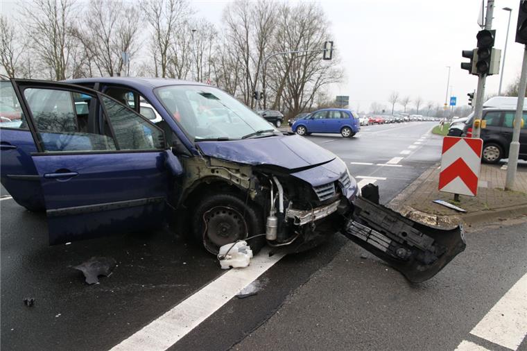 Unfall: Renault wird in Ellwürden über die B212 geschleudert Der Fahrer des Renaults hatte dem Lastwagenfahrer an der Kreuzung die Vorfahrt genommen.