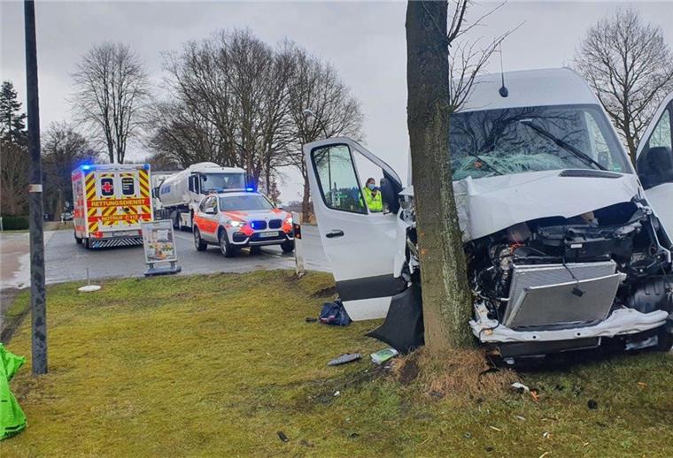 Fahrer kracht bei Stinstedt gegen einen Baum Der Fahrer des Sprinters kam am Freitag auf der B71 von der Straße ab und krachte gegen einen Baum.