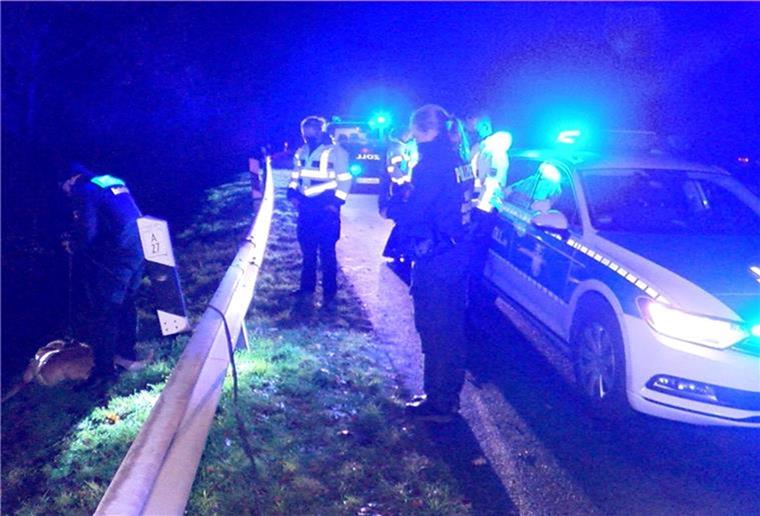 Mysteriöser Unfall: Polizeiermittlungen laufen noch Polizeiautos