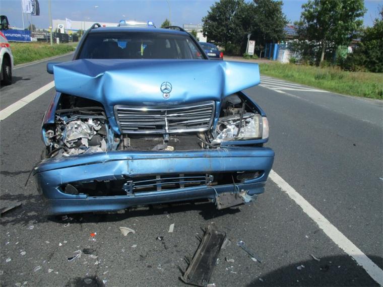 Schwerer Unfall Am Lunedeich: Auto fährt fast ungebremst auf Der Fahrer dieses Mercedes fuhr fast ungebremst auf einen anderen Wagen auf.