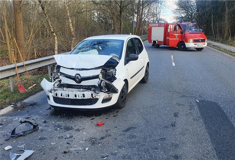Doppelter Auffahrunfall auf B71 sorgt für Sperrung Der Fahrer dieses Renaults fuhr seinem Vordermann auf.