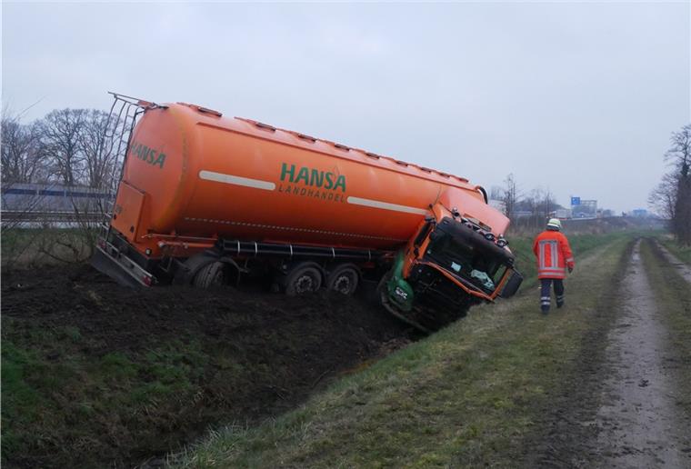 Elsdorf bei Zeven: Lasterfahrer wird plötzlich schwarz vor Augen Der Fahrer dieses Sattelzuges hatte auf der Autobahn bei Elsdorf die Kontrolle über sein Fahrzeug verloren.