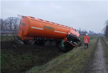 Der Fahrer dieses Sattelzuges hatte auf der Autobahn bei Elsdorf die Kontrolle über sein Fahrzeug verloren.