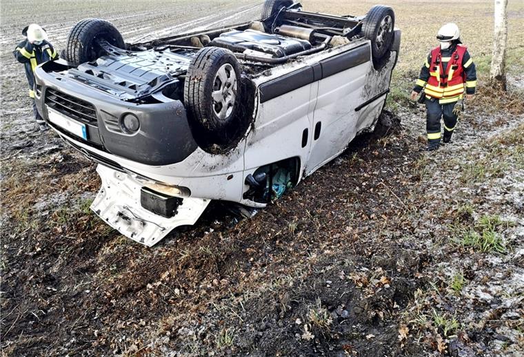 Wilstedt: Transporter landet auf dem Dach Der Fahrer dieses Transporters wurde zur Kontrolle ins Krankenhaus gebracht, nachdem er mit seinem Wagen von der Straße abkam und auf dem Dach landete.
