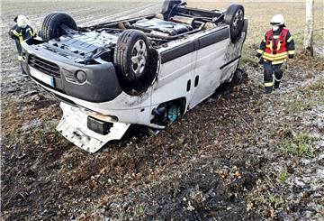 Der Fahrer dieses Transporters wurde zur Kontrolle ins Krankenhaus gebracht, nachdem er mit seinem Wagen von der Straße abkam und auf dem Dach landete.