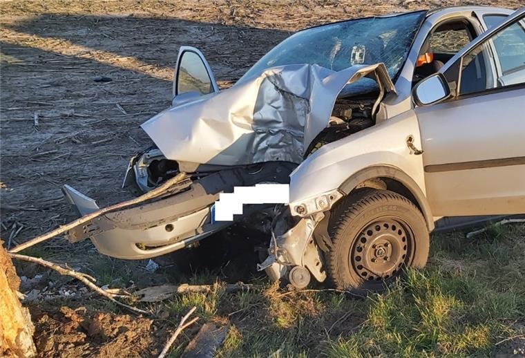 Uthlede: Mann stirbt nach Zusammenprall mit Baum Der Fahrer dieses Wagens starb noch am Unfallort.