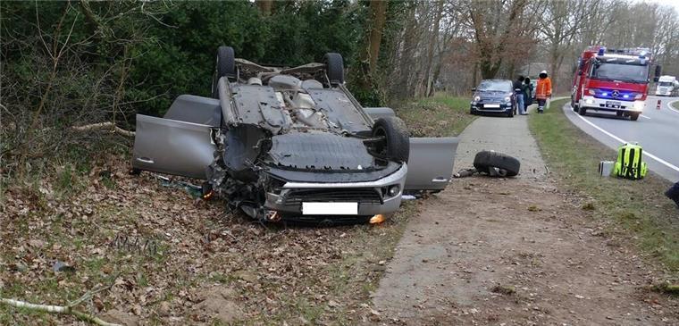 Schwerer Unfall auf B495: Fahrer stirbt, Beifahrerin lebensgefährlich verletzt Ein Unfallwagen liegt auf dem Dach im Seitenraum einer Landstraße. Auf der Bundesstraße 495 zwischen Hemmoor und Lamstedt ist am Freitag ein Mann tödlich verunglückt. Eine 95-Jährige wurde lebensgefährlich verletzt.