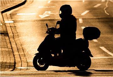 Der Fahrer eines Motorrollers war angetrunken und ohne Führerschein unterwegs.