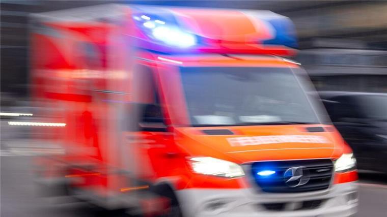Rettungswagen stößt in Dorum mit Radfahrerin zusammen - Unfallflucht Ein Rettungswagen der Feuerwehr fährt mit Blaulicht zum Einsatz (Aufnahme mit Langzeitbelichtung).