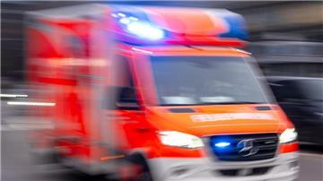 Ein Rettungswagen der Feuerwehr fährt mit Blaulicht zum Einsatz (Aufnahme mit Langzeitbelichtung). 