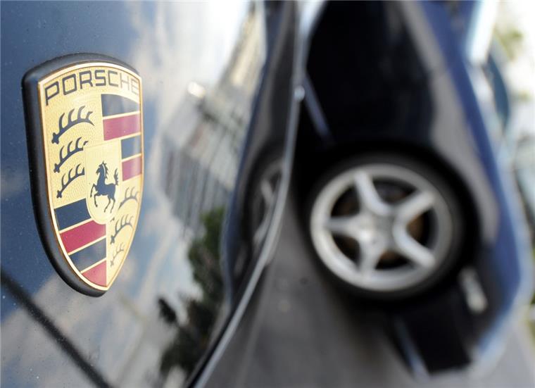 A27: Porsche fährt gegen Sattelzug und flüchtet Der Fahrer eines schwarzen Porsche ist auf der A27 vom Unfallort geflüchtet. Die Polizei sucht nun Zeugen.