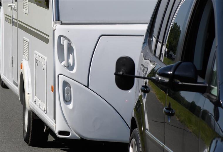 Rotenburg: Wohnwagen löst sich vom Auto und knallt gegen Hauswand Wohnwagengespann