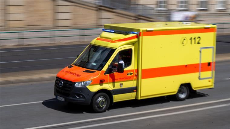 Tragischer Unfall auf der B495: 22-Jähriger stirbt nach Baumcrash Ein Rettungswagen mit Blaulicht fährt über eine Straße.