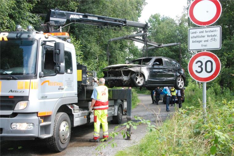 Der  Fahrer konnte gerade noch auf einen Waldweg bei Wehden ausweichen, nachdem er während der Fahrt auf der Kreisstraße  63  Rauch unter der Motorhaube vorquellen. Verletzt wurde niemand. 