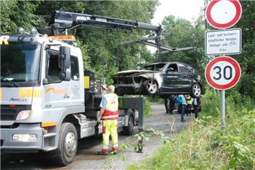 Der  Fahrer konnte gerade noch auf einen Waldweg bei Wehden ausweichen, nachdem er während der Fahrt auf der Kreisstraße  63  Rauch unter der Motorhaube vorquellen. Verletzt wurde niemand. 
