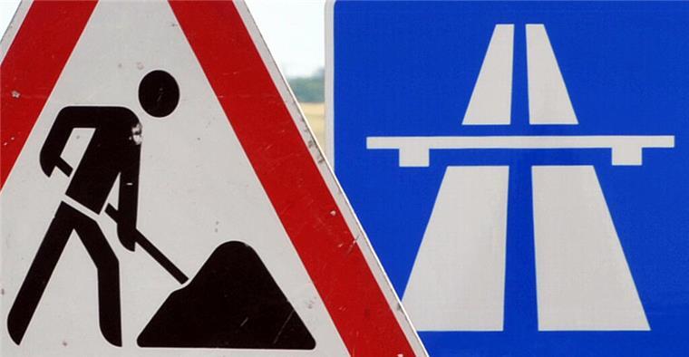 Unfall auf der A27: Transporter fährt Schlangenlinien und flüchtet Ein Baustellenschild ist vor einem Autobahnschild platziert.