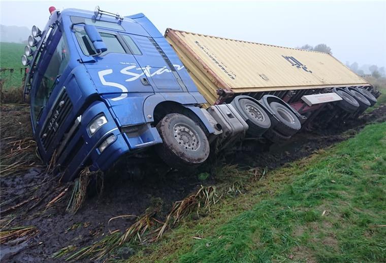 Bederkesa: Laster kippt um - Großer Schaden Ein LKW liegt im Straßengraben