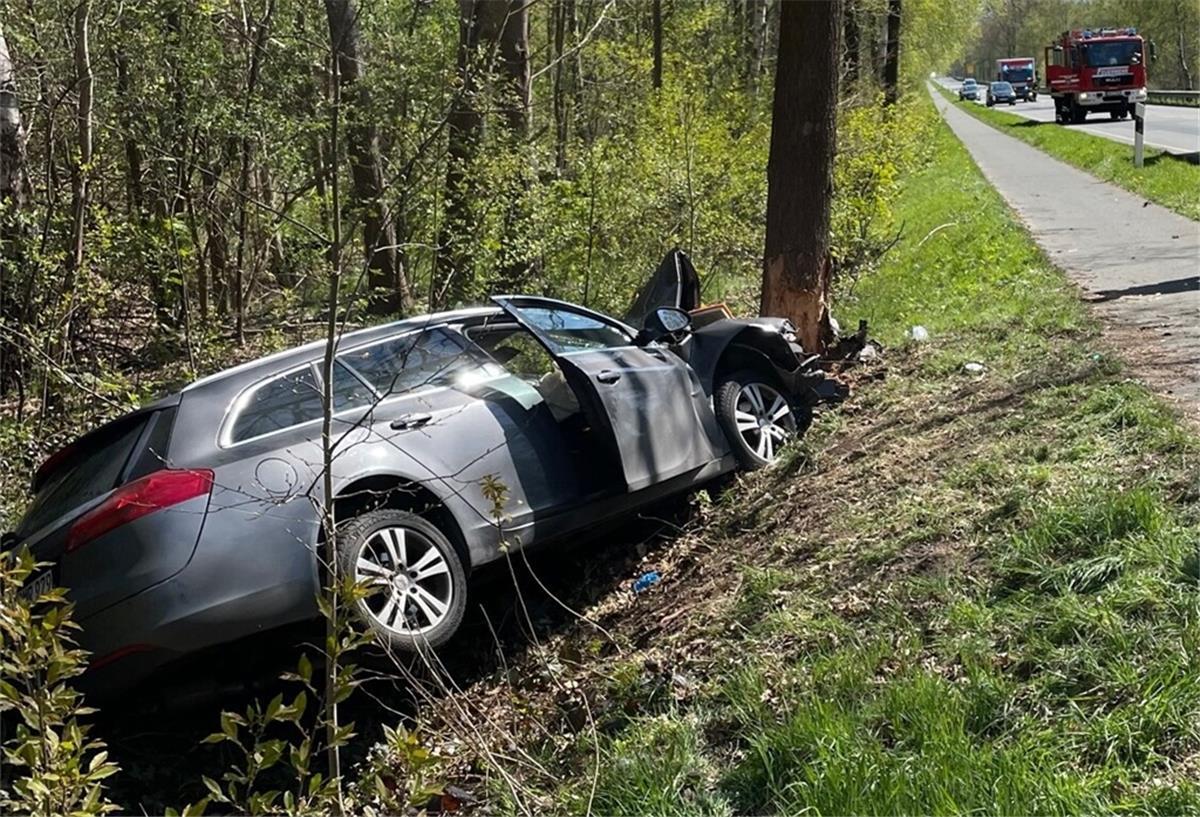 Der Fahrer wurde in sein Fahrzeug eingeklemmt und musste mit schwerem Gerät befgreit werden.