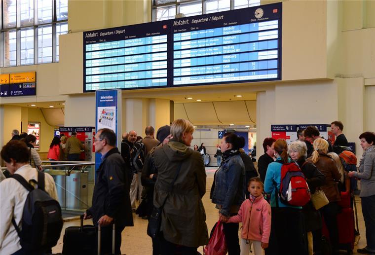 Niedersachsen: Weitere Bahnverspätungen und Zugausfälle Bahngäste stehen auf dem Hauptbahnhof in Hannover