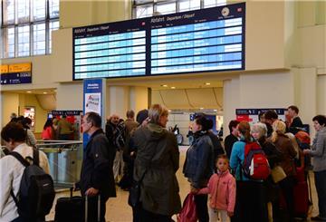 Bahngäste stehen  auf dem Hauptbahnhof in Hannover 