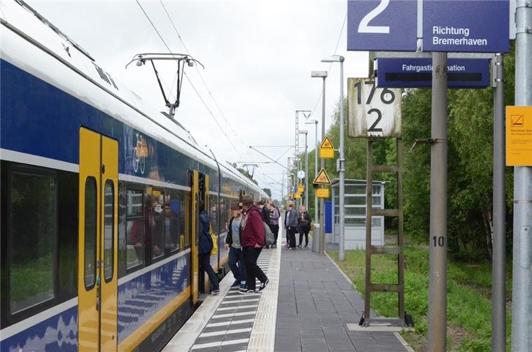 Tödliches Zugunglück reicht in Loxstedt wohl nicht als Warnung Der Fahrkartenautomat auf dem Loxstedter Bahnhof hat gefehlt, weil er im Juli gesprengt wurde. Jetzt ist er ersetzt worden.