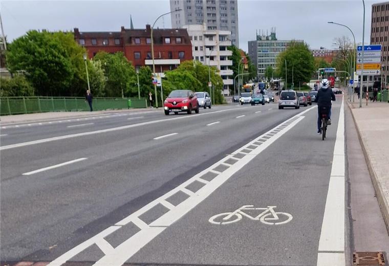 Fahrradstreifen auf der Kennedy-Brücke