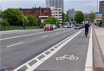 Fahrradstreifen auf der Kennedy-Brücke