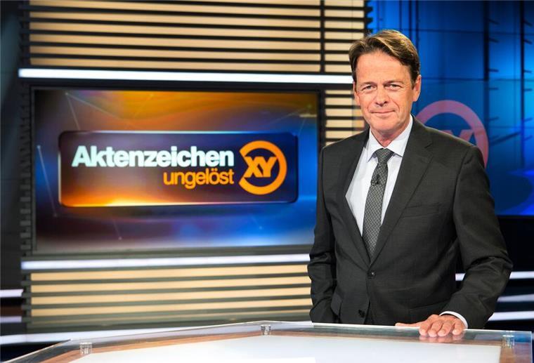Falsche Cops, echter Raub: Fall aus Rechtenfleth bei „Aktenzeichen XY“ Ein Moderator in einer Fernsehersendung.