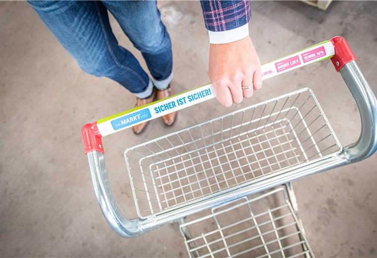 Neuer Griffstangenschutz lässt Keimen keine Chance Der faltbare Griffstangenschutz kann in der Größe angepasst werden und passt damit auf alle Arten von Einkaufswagen oder -körben.